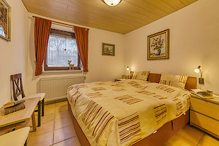 Schlafzimmer mit Doppelbett in der Ferienwohnung im Bayerischen Wald